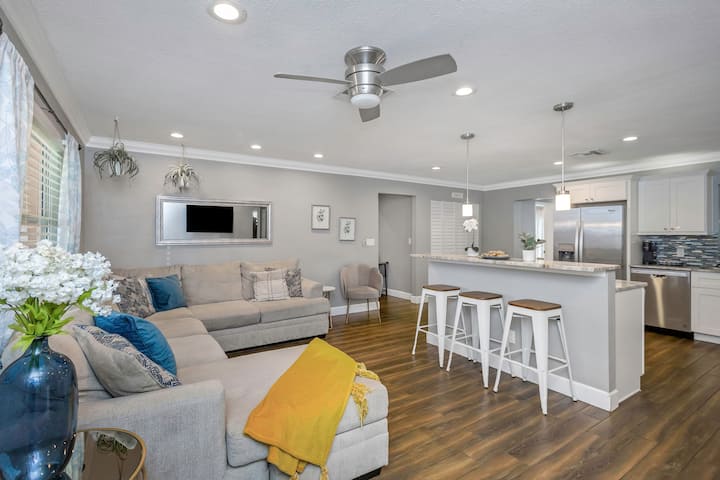 Kusanyika na wapendwa wako katika sehemu ya wazi ya kuishi, inayofaa kwa usiku wa sinema na milo ya pamoja.