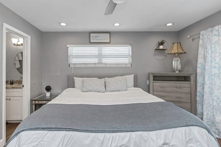 Pumzika katika mapumziko ya chumba cha kulala chenye starehe na chumba cha kujitegemea kwa ajili ya starehe ya ziada.