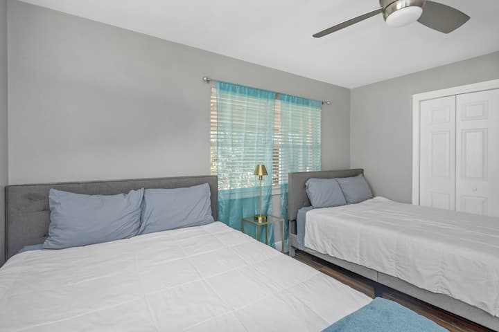 Pumzika katika chumba cha kulala chenye mwangaza na hewa safi chenye mwanga mwingi wa asili na matandiko yenye starehe kwa ajili ya ukaaji wa amani.