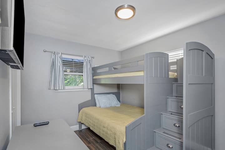 Inafaa kwa watoto au marafiki, chumba hiki cha ghorofa chenye starehe hufanya kupumzika kuwe rahisi baada ya siku ya kufurahisha.