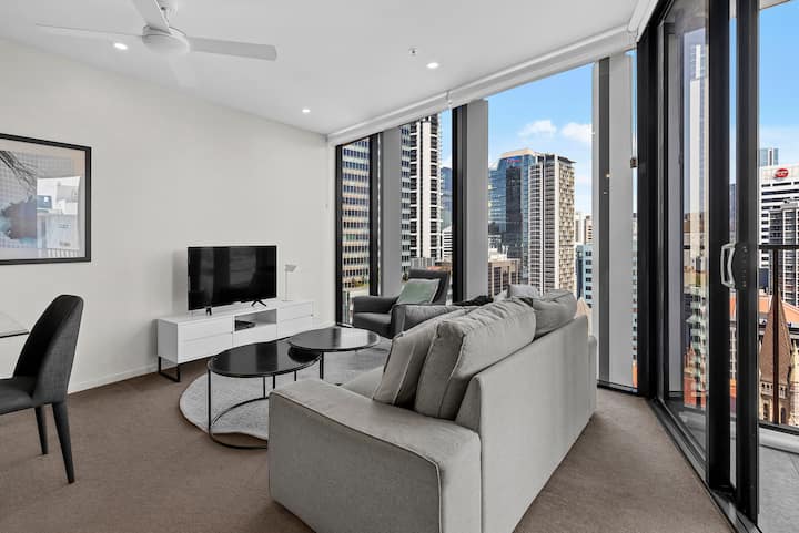 City Centre 2br W/ Rooftop Pool, Parking & Views - Brisbane