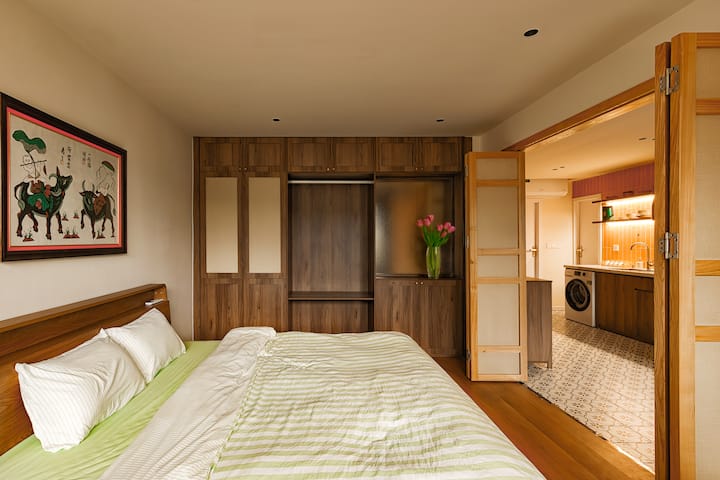 Cama tamaño queen y un cómodo colchón para que duermas bien