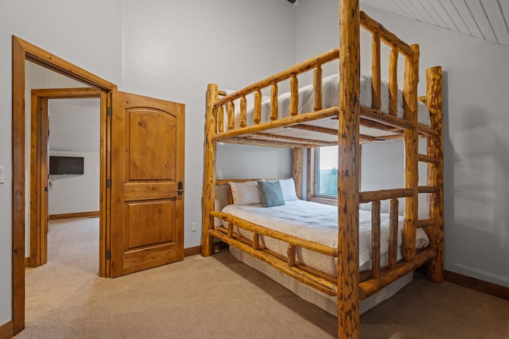 Spavaća soba 2 - bračni krevet (širine 150-179 cm) i bračni krevet (širine 150-179 cm)