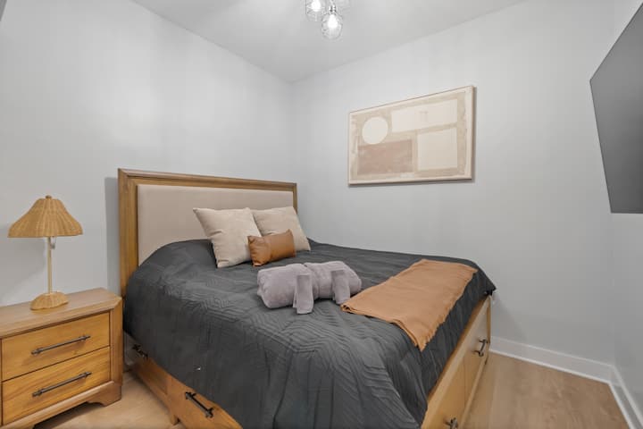 Удобно и релаксирачко
Мека постелнина и ноќна масичка за дополнителна удобност.
