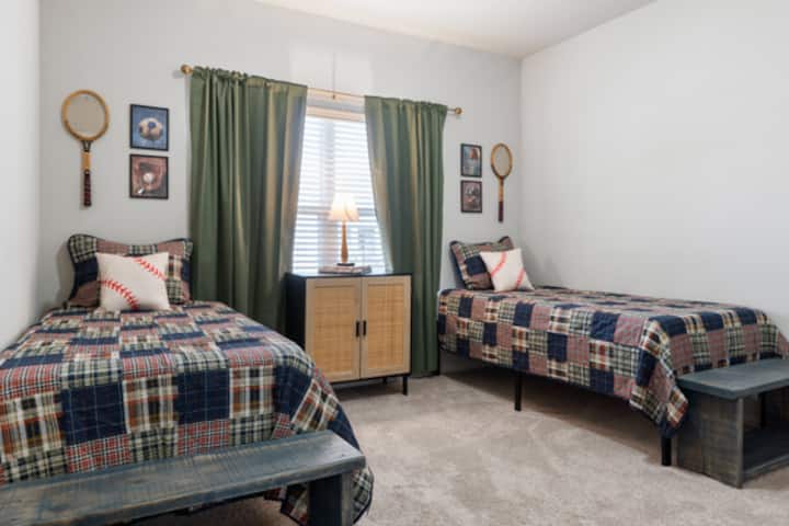 พักผ่อนในห้องนอนธีมกีฬาที่มีเตียงเดี่ยว 2 เตียง 