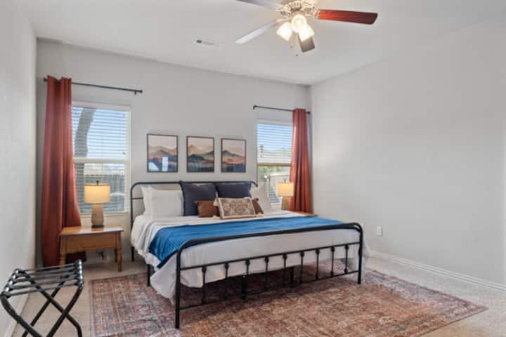 นอนหลับสบายบนเตียงคิงไซส์ที่กว้างขวาง เราได้รวมโคมไฟแบบสัมผัสพร้อมปลั๊กอุปกรณ์และม่านบังแสงเพื่อความสะดวกสบายของคุณ