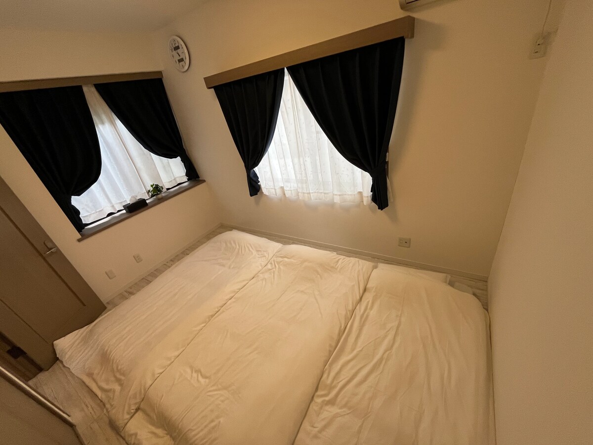 تحتوي كل مرتبة من المراتب الثلاث على مجموعة أريكة.