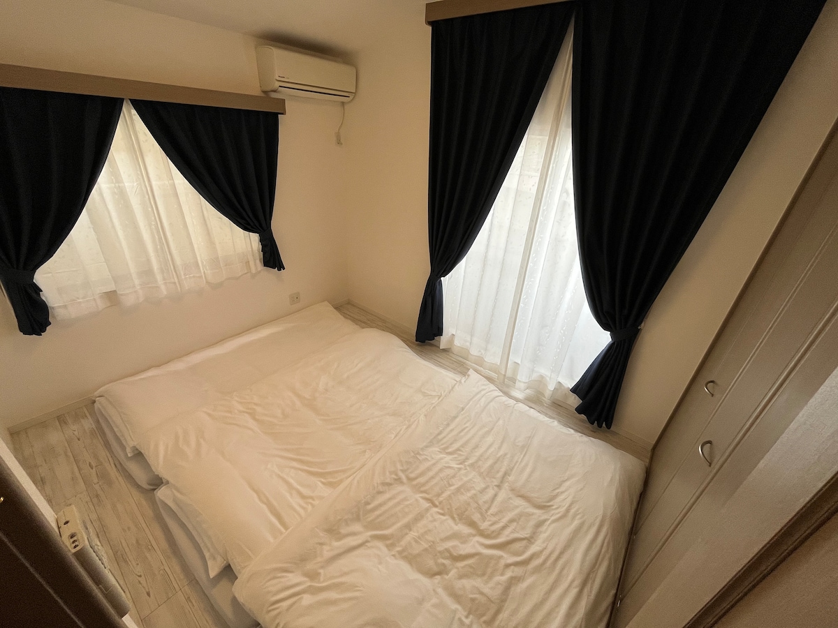 تحتوي كل مرتبة من المراتب الثلاث على مجموعة أريكة.