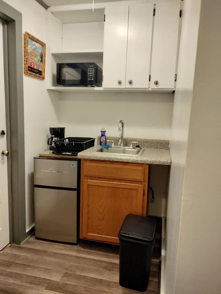 Queen Bed, Couch, Kitchenette, Full Bathroom, Tv - Summerville, GA