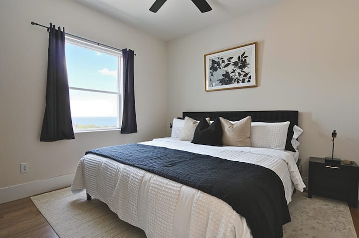 Удобен брачен кревет (широк 150-179 см) со приватна бања