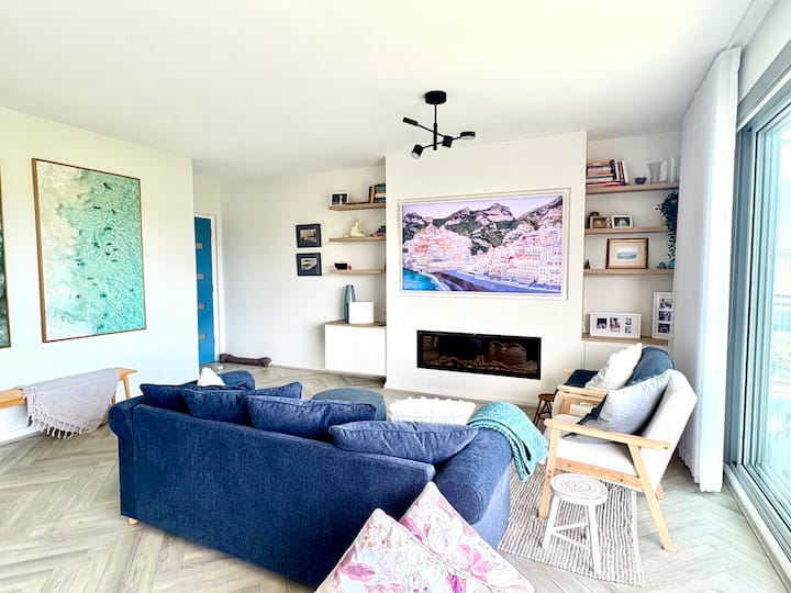 Stunning Renovated Apartment - Views, Free Parking - Cronulla