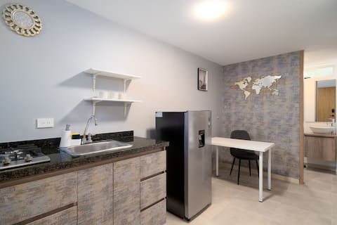 Top performing Airbnb: Exec King bed Studio w/ Parking by Granada | 102 in Santa Mónica