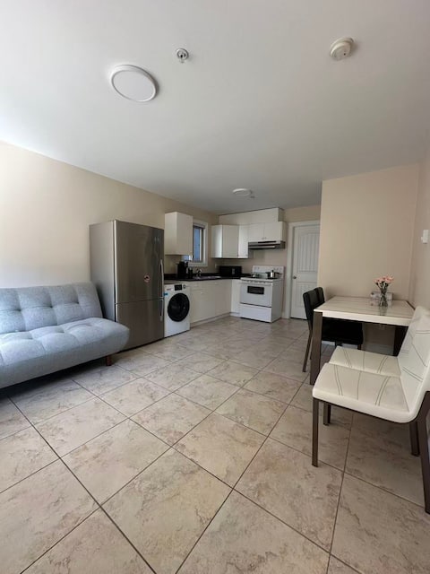 Popular Airbnb listing: Cozy 1-BR Suite in West Side • Kitchen • Airport in Marpole