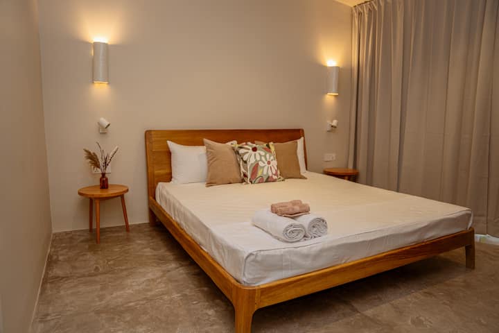 Čeka vas ugodan odmor u udobnom krevetu s velikim bračnim krevetom, sjajnim madracem od lateksa i mekom posteljinom vrhunske kvalitete. Upozorenje: toliko je udobno da biste mogli izgubiti pojam o vremenu u zemlji snova.