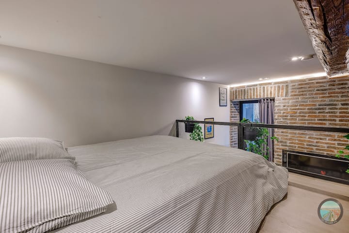 Espacio nocturno en altillo, espíritu loft.