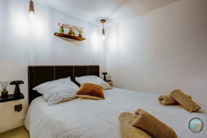 Habitación principal doble acogedora, ropa de cama y toallas incluidas.