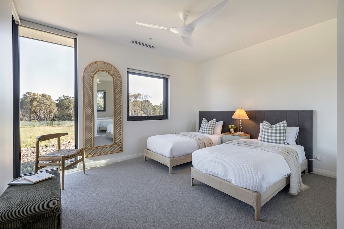 Fleksibilan raspored kreveta. 1 x bračni krevet (širok 180 – 200 cm) ili 2 x krevet za jednu osobu