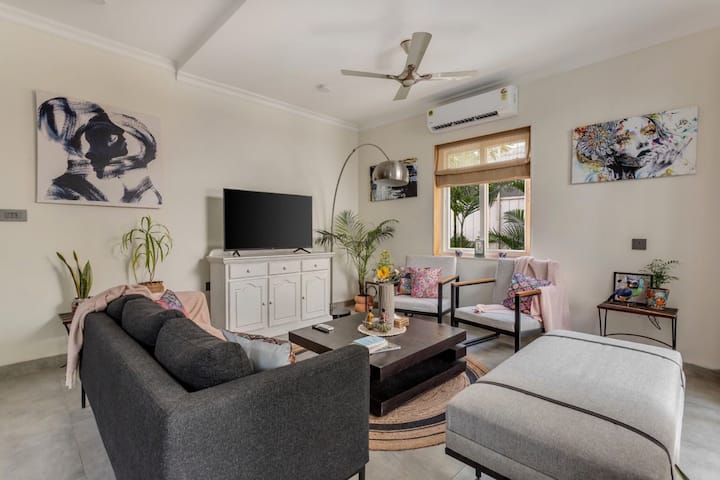 Living room image 6