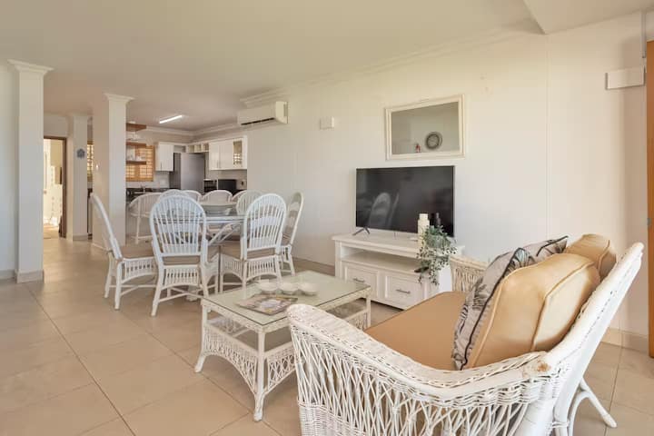 Flat 2 Umhlanga Beachfront Apartment W/ocean Views - Umhlanga