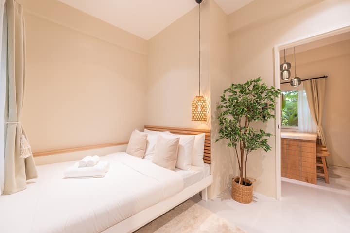 Dormitorio con cama queen size. 