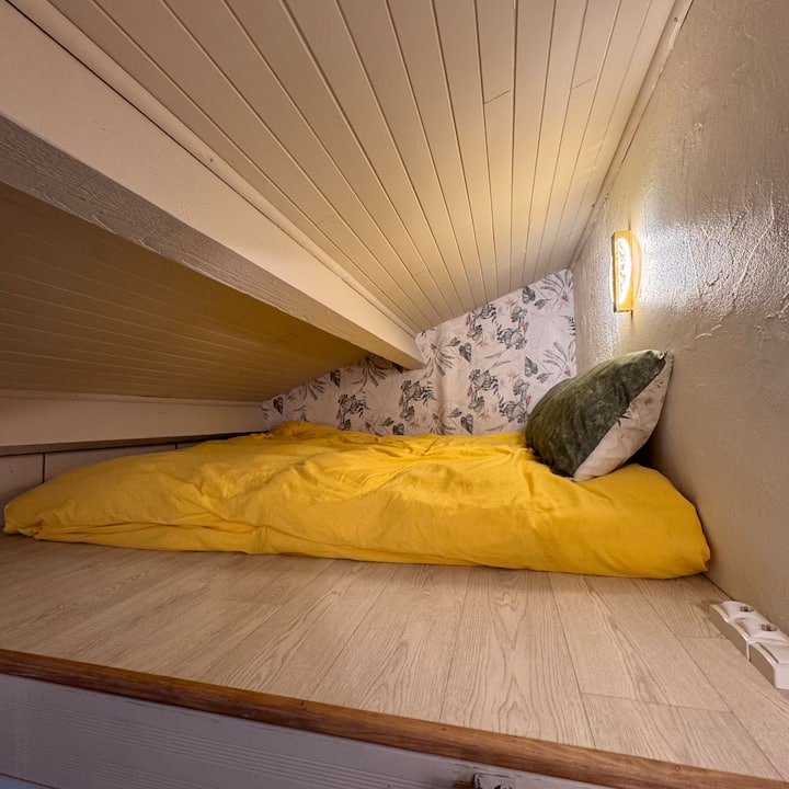 Nová posteľná bielizeň na 140 cm širokej posteli na medziposchodí ponúka súkromie a optimálny odpočinok