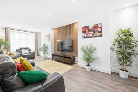 Top performing Airbnb: M5•3Bed•2Bath•Smart TVs•FastWifi•Parking in Sandwell