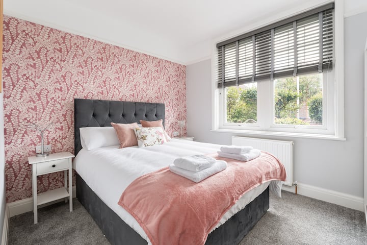 Komfortables Kingsize-Bett mit Bettwäsche und Handtüchern aus ägyptischer Baumwolle. Großer Kleiderschrank und Stauraum. Ankleide-/Schminkbereich und Haartrockner mit großem Spiegel.  