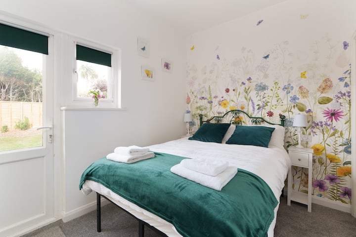 Komfortables Doppelbett. Bettwäsche und Handtücher aus ägyptischer Baumwolle. Kleiderstange und Lager. Großer Spiegel für Make-up. Eigenes Badezimmer. Tür zur Terrasse.  
Ruhiges und gemütliches Zimmer. 