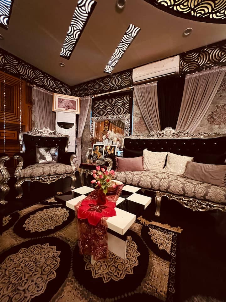 Luxury 6br Villa W/ Pool, Theatre Rooftop & Game - Karachi