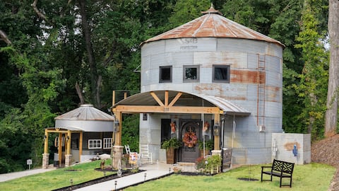 The Cedar Street Silo Sleeps 4 Fireplace & Hot Tub