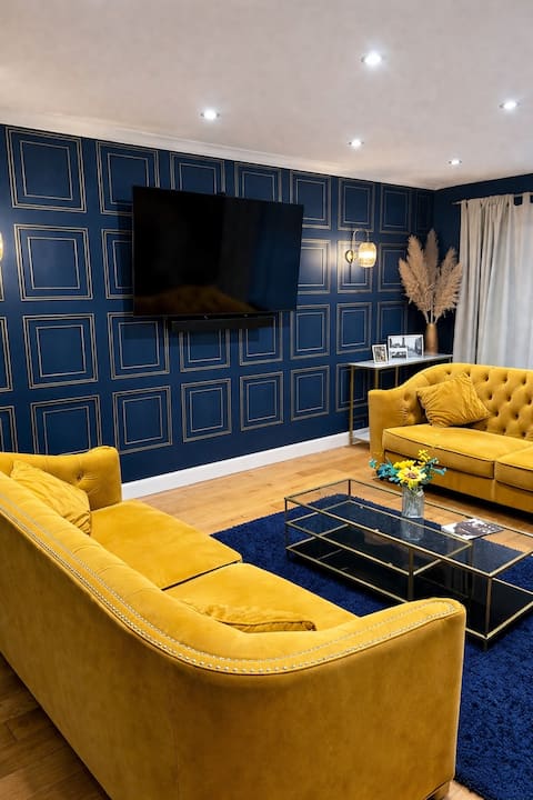 Top performing Airbnb: Games room Large stylish home Sleeps 13 5 Bedrooms in Morley