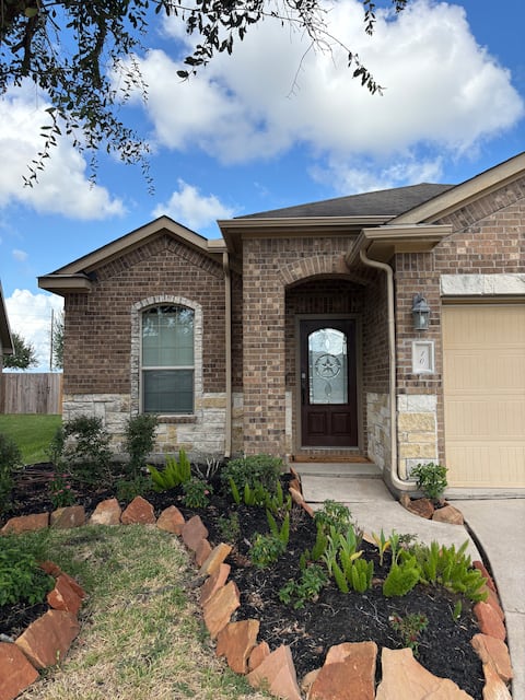Spacious 4B Near Houston Sleeps 8 FastWiFi parking
