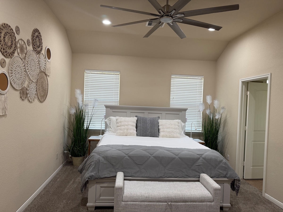 Velika glavna spavaća soba s udobnim krevetom, udobnom posteljinom i velikim televizorom. Uživajte u privatnoj kupaonici.