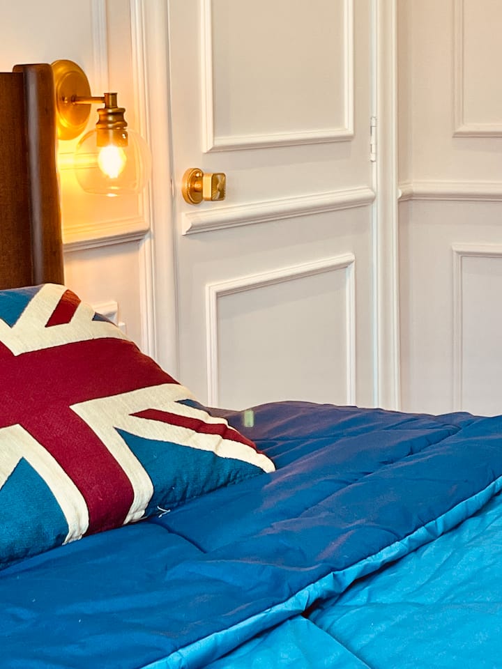 US King size bed (UK Super King) for maximum space and comfort!