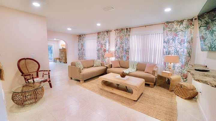 New Waterfront Home, Solar Pool, Hot Tub & Canal! - Crystal River, FL