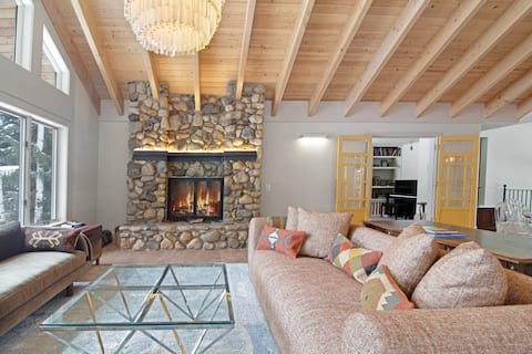 Gorgeous Full Family Home, 3 min to Ski Lodge