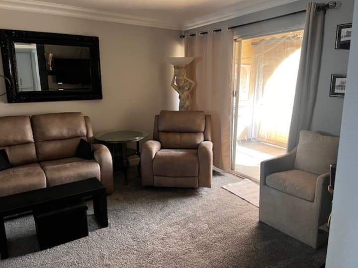 Udobne fotelje u kojima se možete opustiti i gledati film ili nešto slično.
