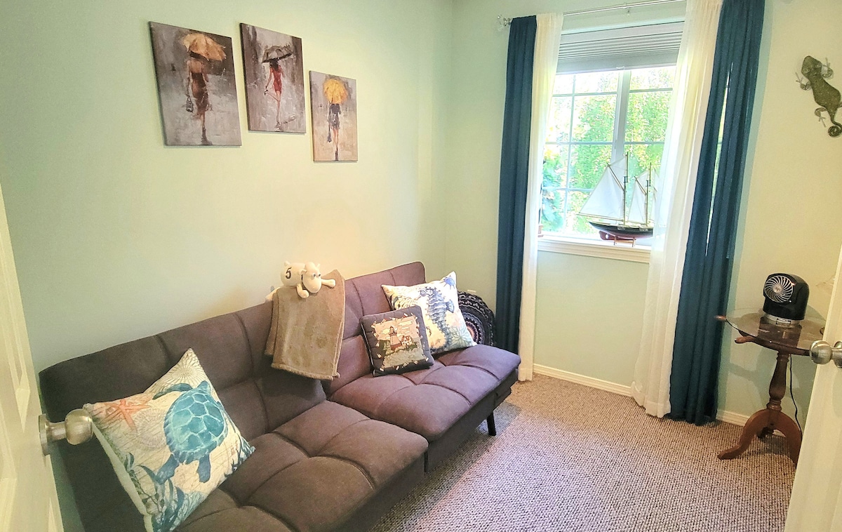 Tretia súkromná spálňa s dvoma futónmi a všetkou súvisiacou posteľnou bielizňou.