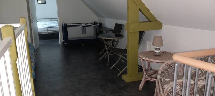 พื้นที่ชั้นลอย  
ร่มบนเตียง 
เตียงโซฟา 1 หลัง 