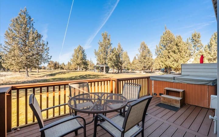 Townhome With Hot Tub On The Golf Course! - Redmond, OR