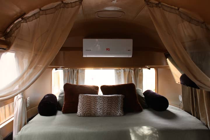Cama queen size para 2 pessoas
TV pequena + Netflix