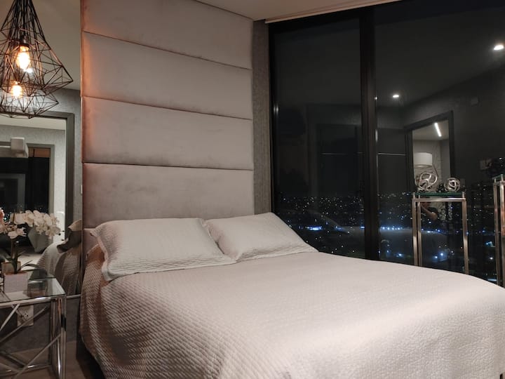 Elegantná a tichá izba navrhnutá tak, aby vám poskytla čo najpokojnejší odpočinok po dni plnom objavovania.