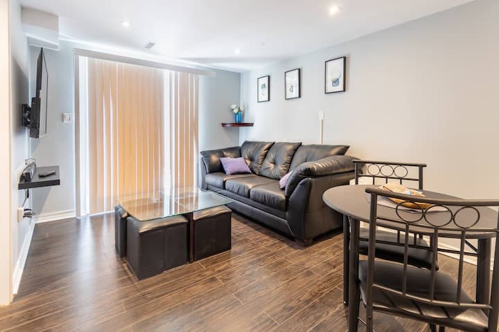 Bright Walkout Suite - Private Entrance - Ajax