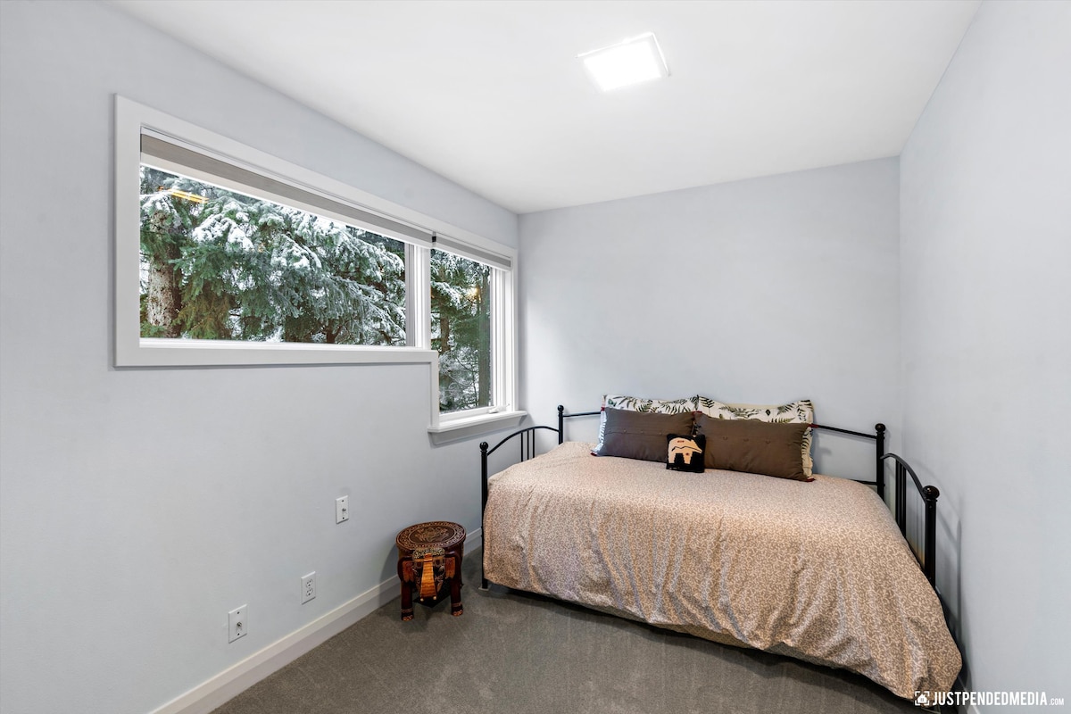 二楼卧室位于通往主卧套房的楼梯底部。 