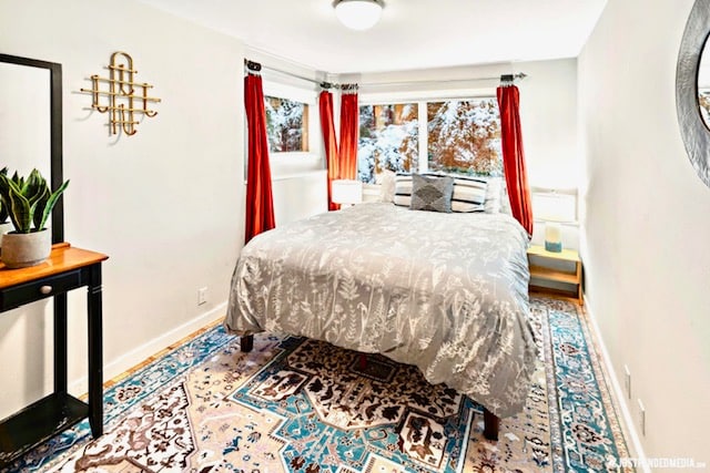 卧室在另一间标准双人床卧室旁边，卫生间对面。 