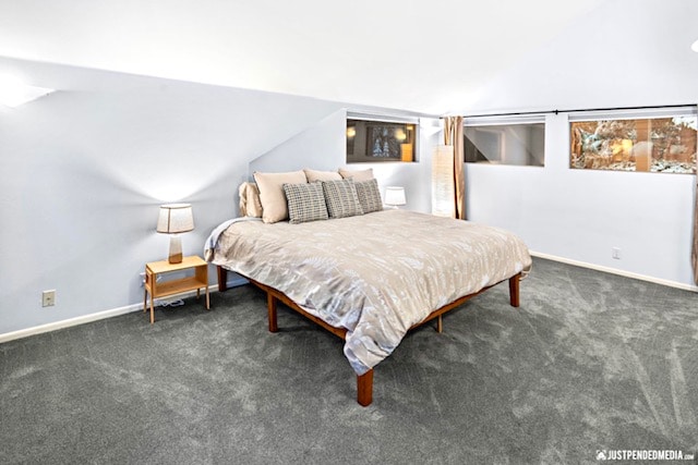 三楼设有主卧套房：卧室、步入式衣柜和卫生间。 