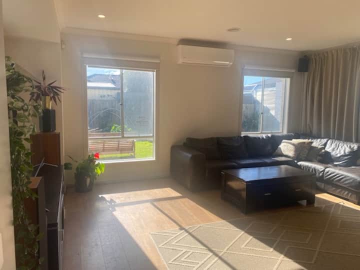Relaxing Spacious 4 Bedroom Family Home - Altona - Point Cook