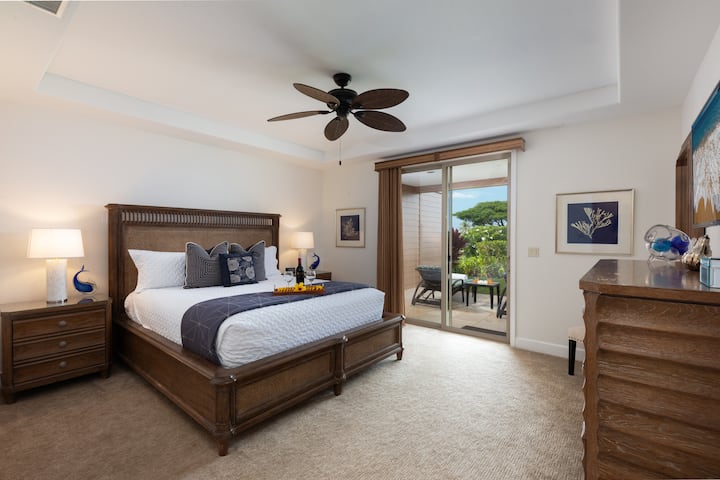 למטה סוויטה ראשית עם מיטת קינג סייז וגישה ישירה למרפסת.