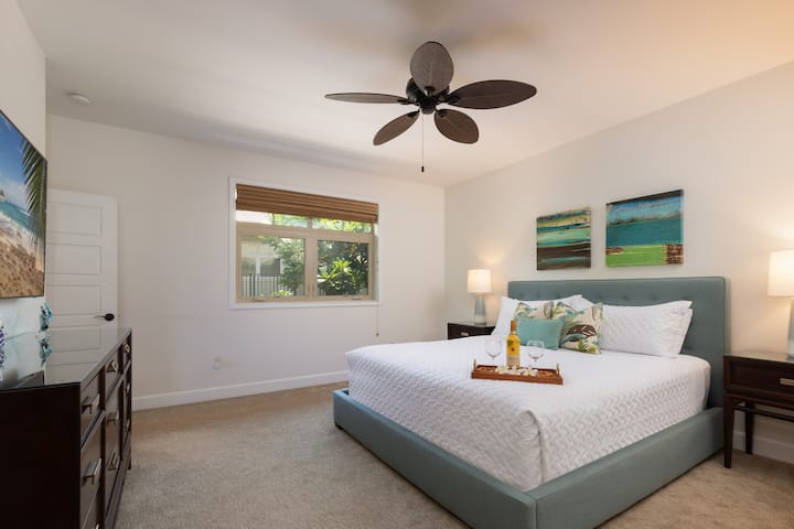 סוויטה ראשית למעלה עם מיטת קינג סייז וחדר רחצה צמוד פרטי