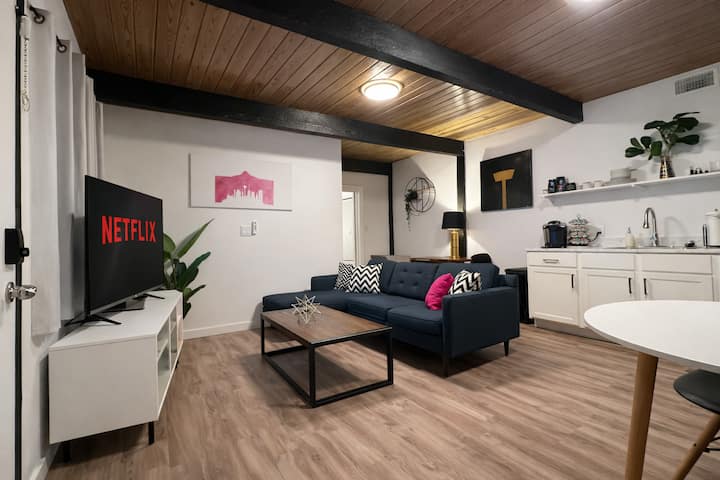King Bed + Covered Parking | Near Downtown & Spurs - Alamo Heights, TX